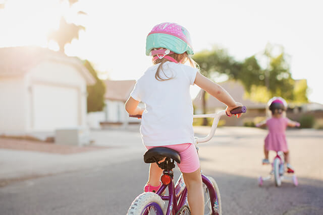 Simulation of vision without glaucoma, showing a child riding a bike without restriction.